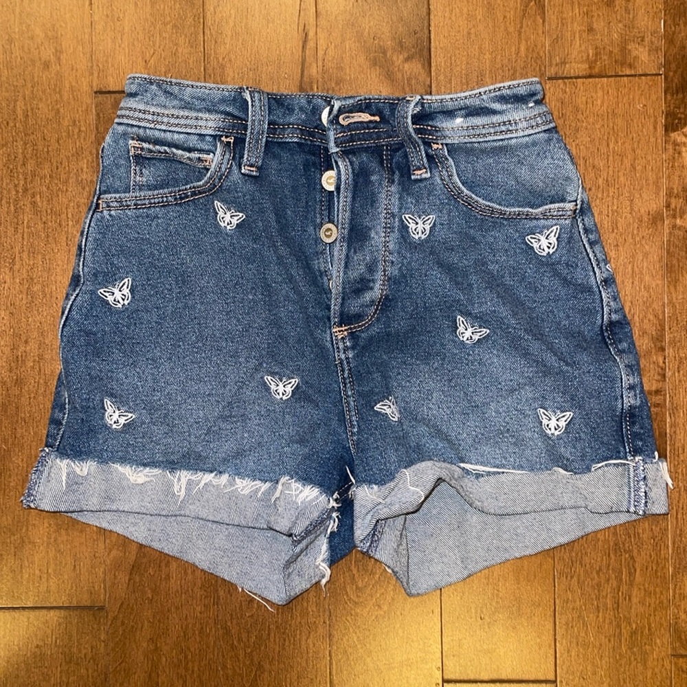 Hollister size 00 never worn jeans shorts with butterflies